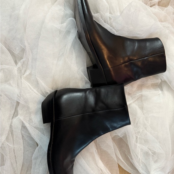 Sleek Black Leather Ankle Boots KHAITE
Wooster Calfskin Ankle Boots size 37 almo - Picture 2 of 8